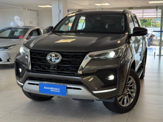 TOYOTA HILUX SW4 2.8 D-4D TURBO DIESEL SRX 7L 4X4 AUTOMÁTICO